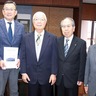 減災を考える会　災害対策冊子を市議会に
