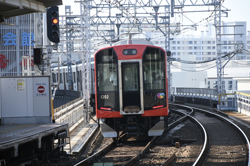 山陽3050系　阪神1000系 近鉄直通の阪神電車」1000系が「バーミリオン」デザインに 8月