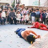 マッチョ鬼を飴で撃退　えだきん節分賑わう