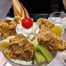 揚げ物パフェで有名なお店で「からあげパフェ」を頼んでみたら、ドジをかまして恥ずかしい思いをした……