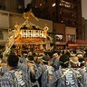 都内随一の重さを誇る千貫神輿が練り歩く！