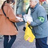 港南警察署　痴漢注意を呼びかけ　港南台駅で啓発物配布