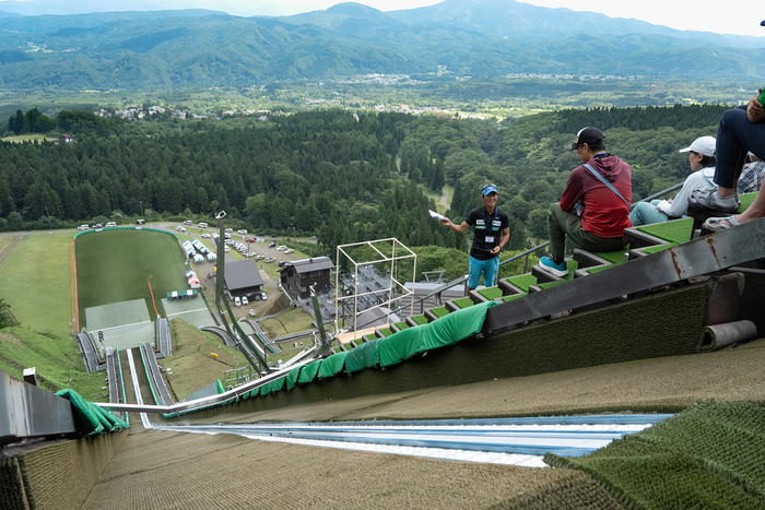 迫力のスキージャンプ台を間近で見学 妙高高原赤倉シャンツェでツアー