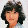 デビュー40周年を迎えた岡田有希子、1stシングル「ファースト・デイト」から幻のラストシングル「花のイマージュ」の初アナログリリース含む、全7インチシングル9枚をカラーヴァイナル仕様で収録したコンプリートBOXの発売が決定！