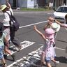大人だって手を挙げて…道路横断「ハンドサイン」心づかいで命を守る