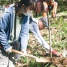 鴨居原市民の森愛護会　今年はユズリハを初植樹　森を歩き、ごみ回収も