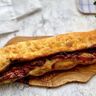 コストコ話題の特大パン「ベーコンバトン」に驚きの声続出。その味わいは？