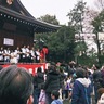 空に手伸ばし福つかむ　亀ヶ池八幡宮で節分祭