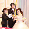 課金カード風ケーキにエクスカリバーを入刀……コスプレイヤー同士が結婚するとこうなる