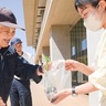 進和あさひホーム　なでしこの花咲かせて　市役所前で配布