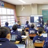 効果的な情報発信学ぶ　山北中で記者らが授業