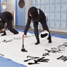 飾らぬ心で筆走らせ　湘南学園生が書道パフォーマンス