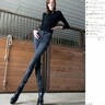 身長208cm超、世界で最も長い脚を持つ女性　ジーンズは特注、デートは？（米）