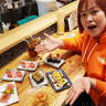 【動画】立ち飲みの聖地・新梅田食道街に「立ちすし酒場さしす」