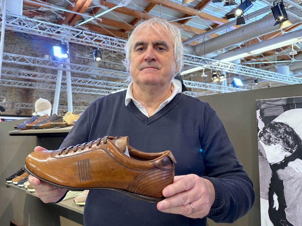 金のスリッパ」という名のスニーカー：大矢麻里＆アキオの毎日が