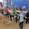 神奈川工業相撲部　はっけよい、のこった　園児と土俵上で交流