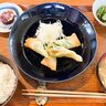 「まほうのだがしやチロル堂」の『エビとアボカドの春巻き定食』（四條畷市楠公）【ねやつーグルメ】