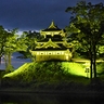 上越市の高田城三重櫓が黄金色に　「佐渡島の金山」世界遺産登録を応援