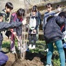 飯山小　未来への思いを込めて　友情の木を植樹