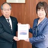災害対策本を寄贈　減災を考える会が大井町議に