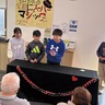 児童のマジックに100人　特訓の成果を披露