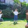 「うちの子、縄跳び飛べません…」簡単に飛べるようになる裏ワザって？
