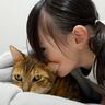 子供にだけ優しい元噛みつき猫→5歳娘が逆に噛みついたら……微笑ましいやり取りの様子が7万再生「癒やされるなー」「幸せそう」