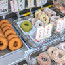 細い路地にあるお店