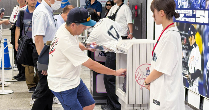 貴重！ 球場配布品 イチロー 野球殿堂 スケートボード(赤) 限定