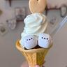 住宅街の話題スイーツ店！シマエナガソフトクリーム大人気！ふしぎの国アリスの世界観【旭川】