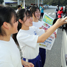 「安全運転を」中学生がイラストカードで呼び掛け