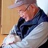 座るおじいちゃんに抱っこされている犬→まるで『会話』しているようで…愛が伝わる『尊い光景』が286万再生「涙が…」「ふたりだけの時間」