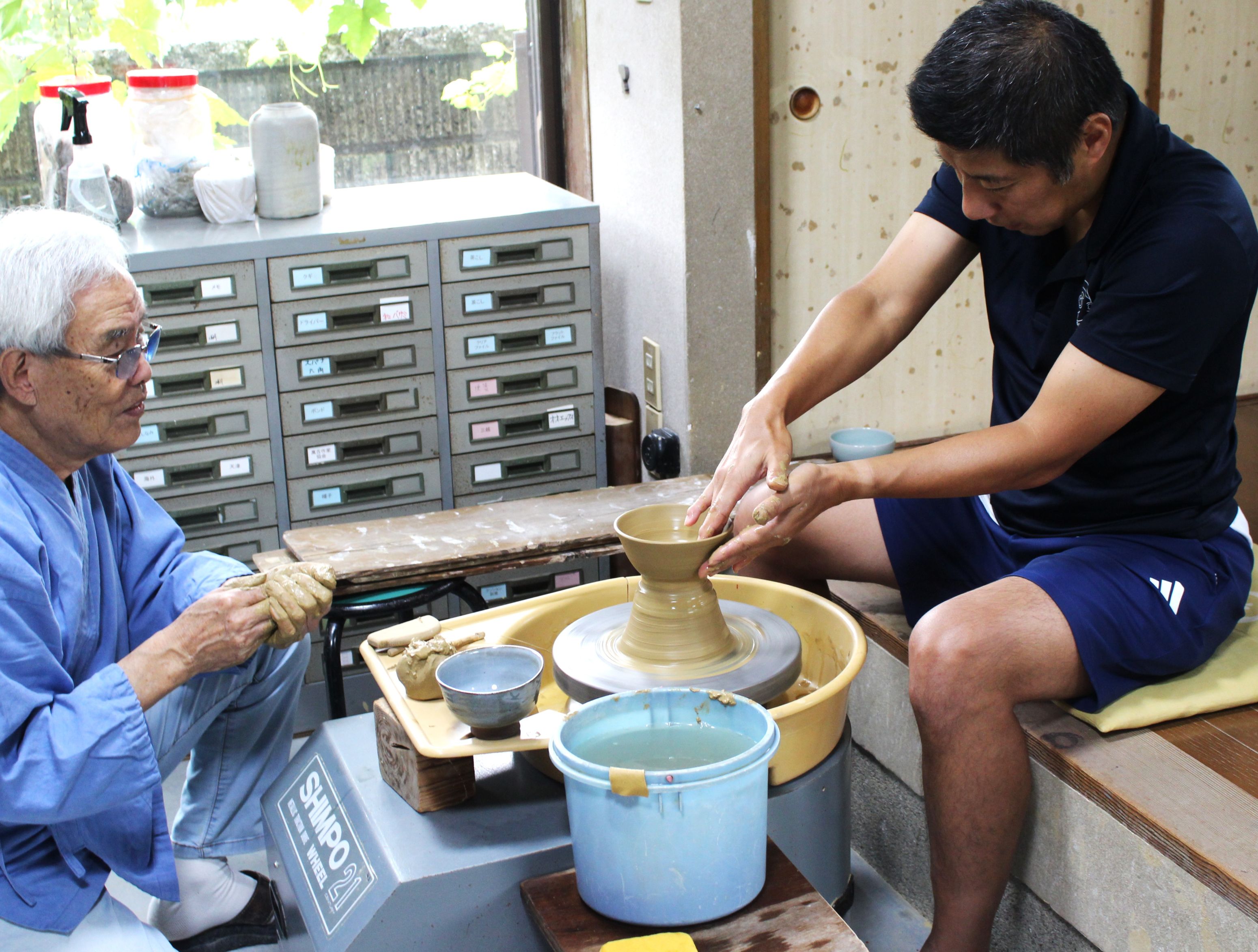 四日市の土と茶の灰で萬古焼の抹茶茶碗を、陶芸家清水醉月さんの