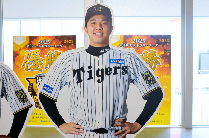 阪神青木駅の構内に『阪神タイガース』リーグ優勝を祝う「等身大