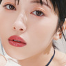 浜辺美波、ずっと憧れていたぷっくりリップに挑戦！『VOCE』登場