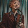 「家族への想いが溢れる一曲」研ナオコが20年以上ぶりにサックスに挑んだ本編映像とメイキング写真が解禁『うぉっしゅ』