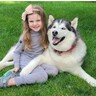 近所の犬と仲良くなった7歳少女、こっそり連れ出した方法に飼い主大笑い（米）