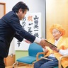 厚木市長、長寿の祝いを届ける。