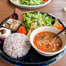 海沿いの泊まれるコーヒー屋さん！カラダ喜ぶ糀と旬の野菜を活かしたプレートランチ｜島根県益田市