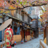 京都の歴史的な花町・祇園への観光客の立ち入りを制限