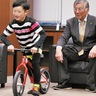 村岡小１年・佐野さん　市長の前で“スイ〜”　ランバイク世界大会の結果報告