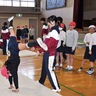 ｢いつもよりできた｣　大学生と体操で交流