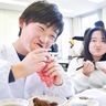川尻小　弁当の仕上がりに笑顔　児童考案メニューが配食