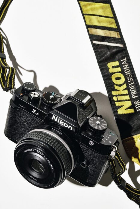 Nikon FE2 稼働品ですがレンズ脱着ボタンが食い込んでいます。
