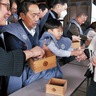 年男と年女｢福は内｣　遊行寺で節分追儺式