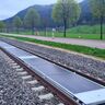 スイス、線路の間に太陽光パネルを設置　既存の鉄道網を利用する初めての試み