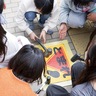 箕輪小　足あとシールで注意喚起　自分の手で安全守る
