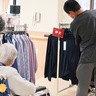 相模湖地区　介護施設へ買い物に　湖カフェで衣類の移動販売