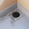 「ベランダ排水口」の“やりがちな3つのNG行動”→「悪臭の元に…」「すぐ確認する」