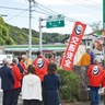 だるま碑に交通安全誓う